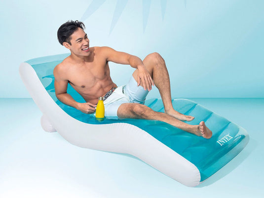 Liggend persoon op blauw met witte opblaasbare waterloungestoel.