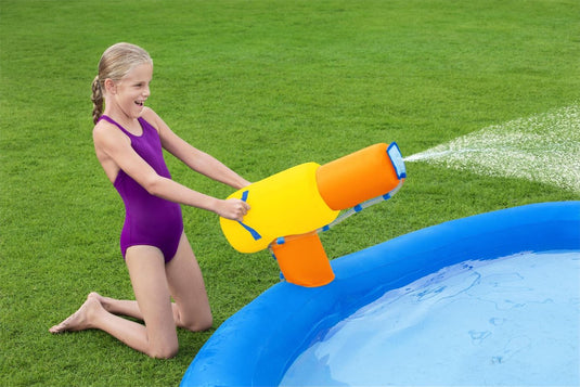 Meisje schiet met waterpistool