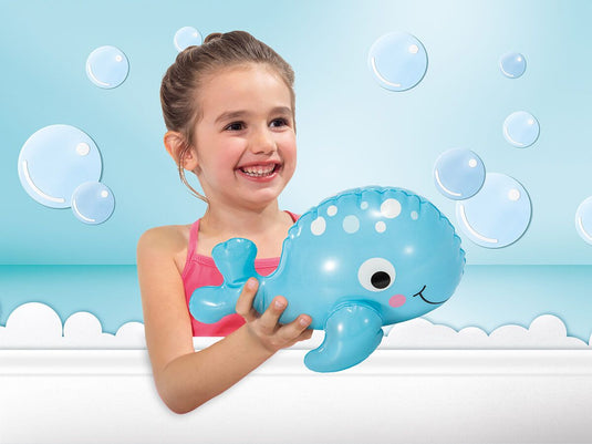 Meisje speelt met een blauwe opblaasbare walvis van Intex
