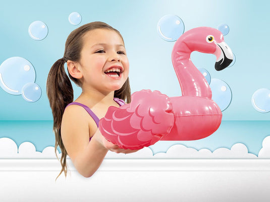 Meisje speelt met een roze opblaasbare flamingo van Intex