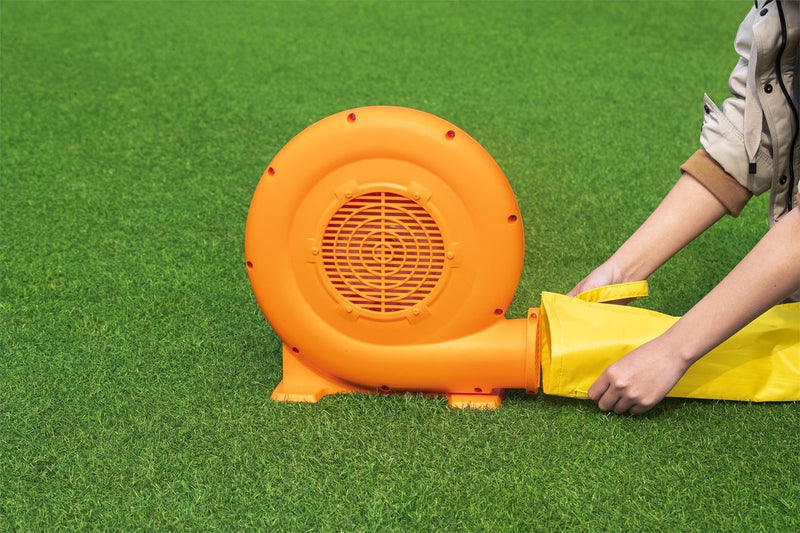 Laad afbeelding in galerijtoner, Persoon bevestigt gele slang aan oranje luchtpomp
