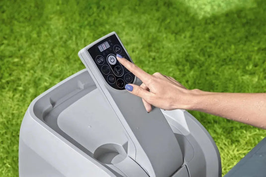 Persoon maakt gebruik van het bedieningspaneel