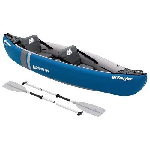 De Sevylor Adventure Kit Tweepersoons Opblaaskano is een blauwe en grijze opblaaskano met duurzame PVC-constructie, verstelbare stoelen en twee pedalen aan de voorkant.
