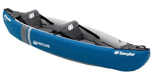 De Sevylor Adventure Tweepersoons Opblaaskano van Sevylor heeft een blauw en grijs ontwerp, twee zwarte zittingen, witte logo's aan de zijkanten en is gemaakt van duurzaam PVC-materiaal voor betrouwbare wateravonturen.