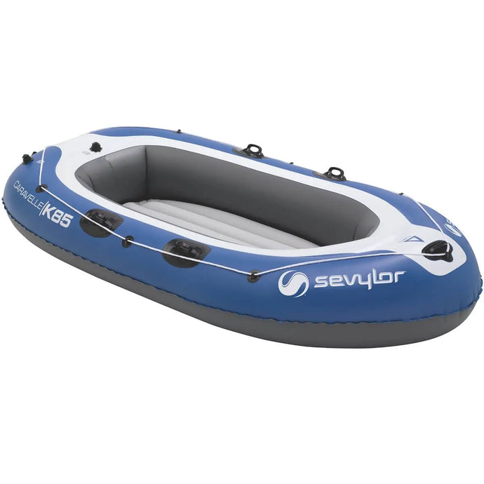 De Sevylor Caravelle K85 Opblaasboot van Sevylor is afgebeeld in de kleur blauw en wit met handgrepen en zwarte details, ideaal voor recreatief gebruik, weergegeven op een witte achtergrond.