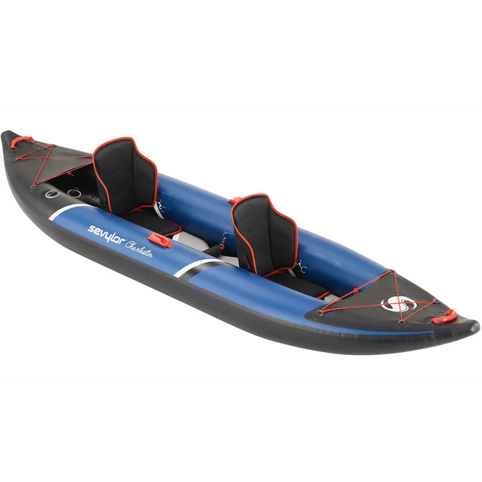 De Sevylor Charleston Opblaaskayak van Sevylor is een blauwe en zwarte opblaasbare kajak voor twee personen met ergonomische stoelen, handige opbergruimte en een stevige drop-stitch PVC-bodem, vanuit een hoek bekeken.