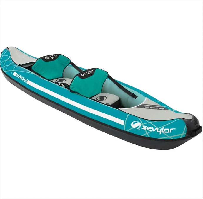 Blauwgroene en grijze Sevylor Madison tweepersoons opblaaskayak met Sevy-Strong™ zeildoek en twee HighRest™ stoelen, schuin afgebeeld op een witte achtergrond.