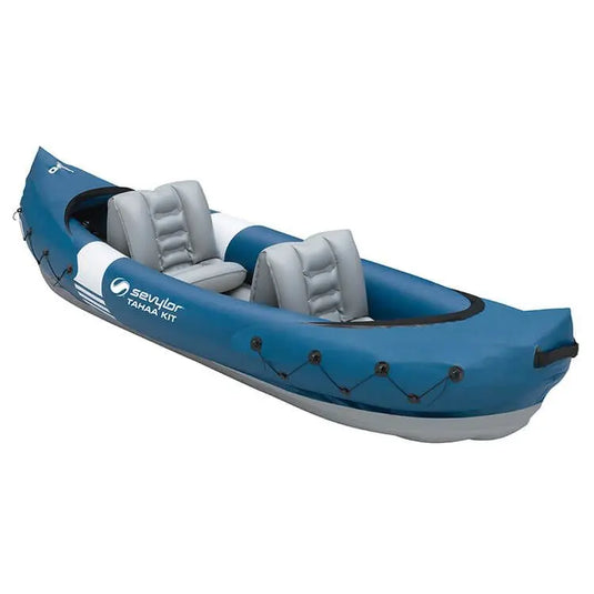 De Sevylor Tahaa Opblaaskayak Set is een blauwe opblaasbare kajak met twee droge stoelen, zwarte bungeekoorden en Sevylor-logo aan de zijkant. Ideaal voor recreatieve tochten, draagvermogen tot 160 kg.
