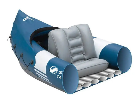 De Sevylor Tahaa Opblaaskayak Set van Sevylor is een blauw-witte opblaasbare kajak met een groot, gevoerd zitvlak, afgeronde zijkanten en 160 kg draagvermogen, perfect voor comfort tijdens recreatieve tochten.