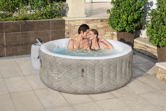 Twee personen in gestreepte opblaasbare spa