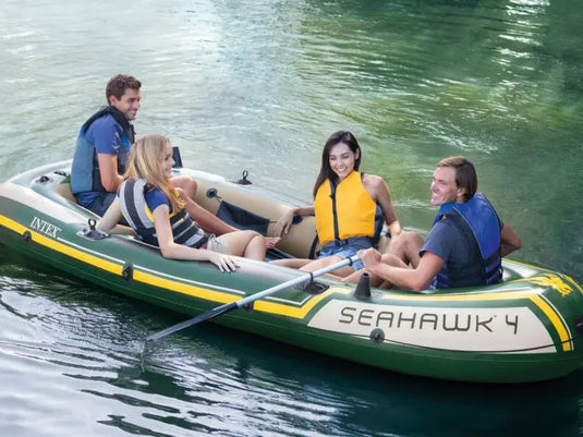 Vier personen in Intex zwemvesten lachen en relaxen in een Intex Seahawk 4 opblaasbootset van Intex