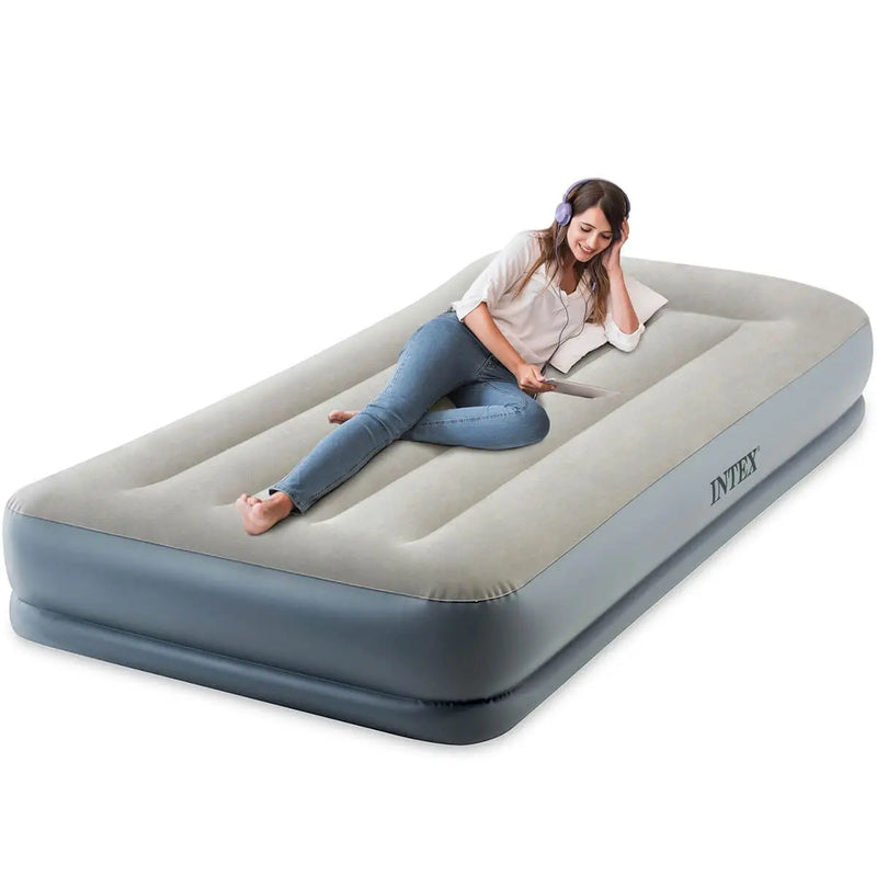 Laad afbeelding in galerijtoner, Vrouw ligt op een grijze Intex Pillow Rest Mid-Rise Eenpersoons Luchtbed
