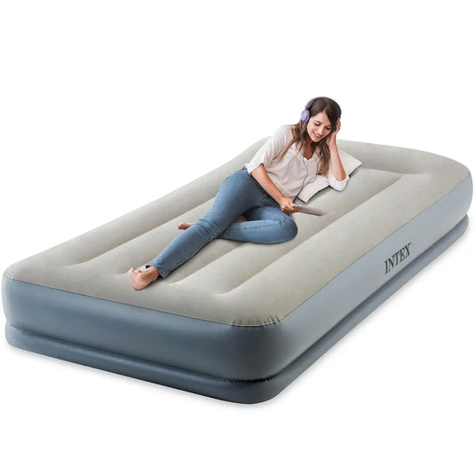 Vrouw ligt op een grijze Intex Pillow Rest Mid-Rise Eenpersoons Luchtbed
