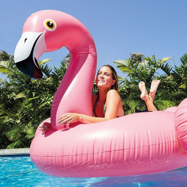 Laad afbeelding in galerijtoner, Vrouw ligt op mega opblaasbare roze flamingo van Intex in het water
