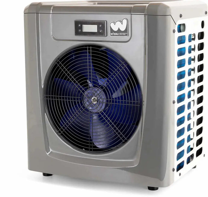 De W'eau Mini Inverter Plus Zwembad Warmtepomp - 3 kW is een compacte grijze unit van W'eau met een zwart rooster en blauwe ventilatorbladen, voorzien van krachtige invertertechnologie voor optimale zwembadverwarmingsprestaties.