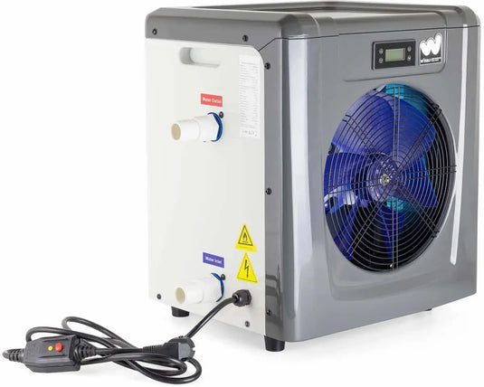 De W'eau Mini Inverter Plus Zwembad Warmtepomp (3 kW) is een grijs-witte draagbare zwembadwarmtepomp met zichtbare ventilator, bedieningspaneel, aangesloten netsnoer en krachtige invertertechnologie voor efficiënte koeling.