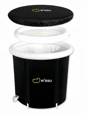 Het W'eau Opblaasbaar IJsbad (80 x 75 cm) is een zwart draagbaar ijsbad met een witte opblaasbare rand en deksel, gemerkt W’eau – perfect voor koude therapie en herstel na fysieke inspanning. Onderdelen worden afzonderlijk gestapeld weergegeven.