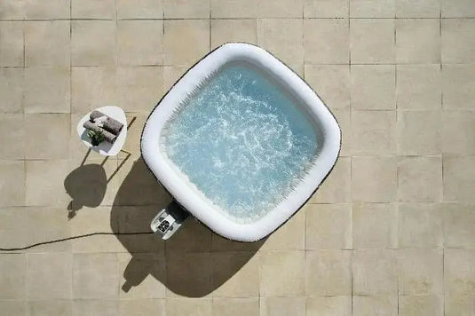 Witte opblaasbare spa met water en bubbels vanaf boven