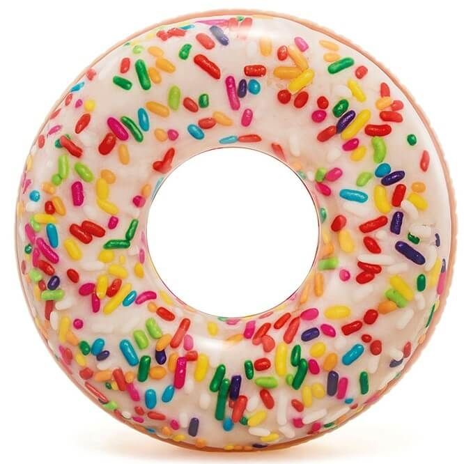 Witte opblaasbare zwemband in de stijl van een donut 