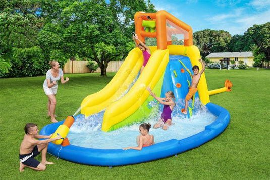Zes personen spelen met opblaasbaar waterpark