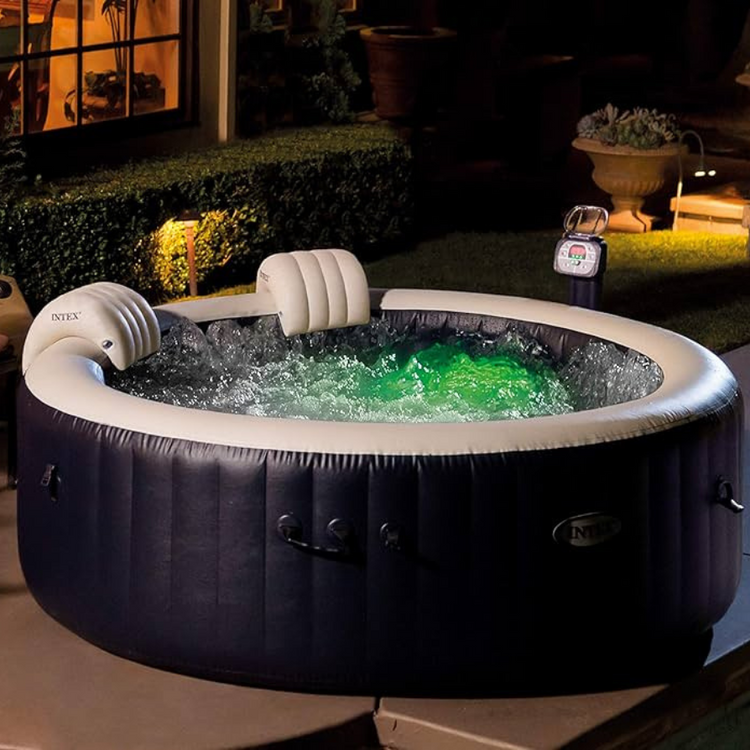opblaasbare jacuzzi met verlichting en hoofdkussens.